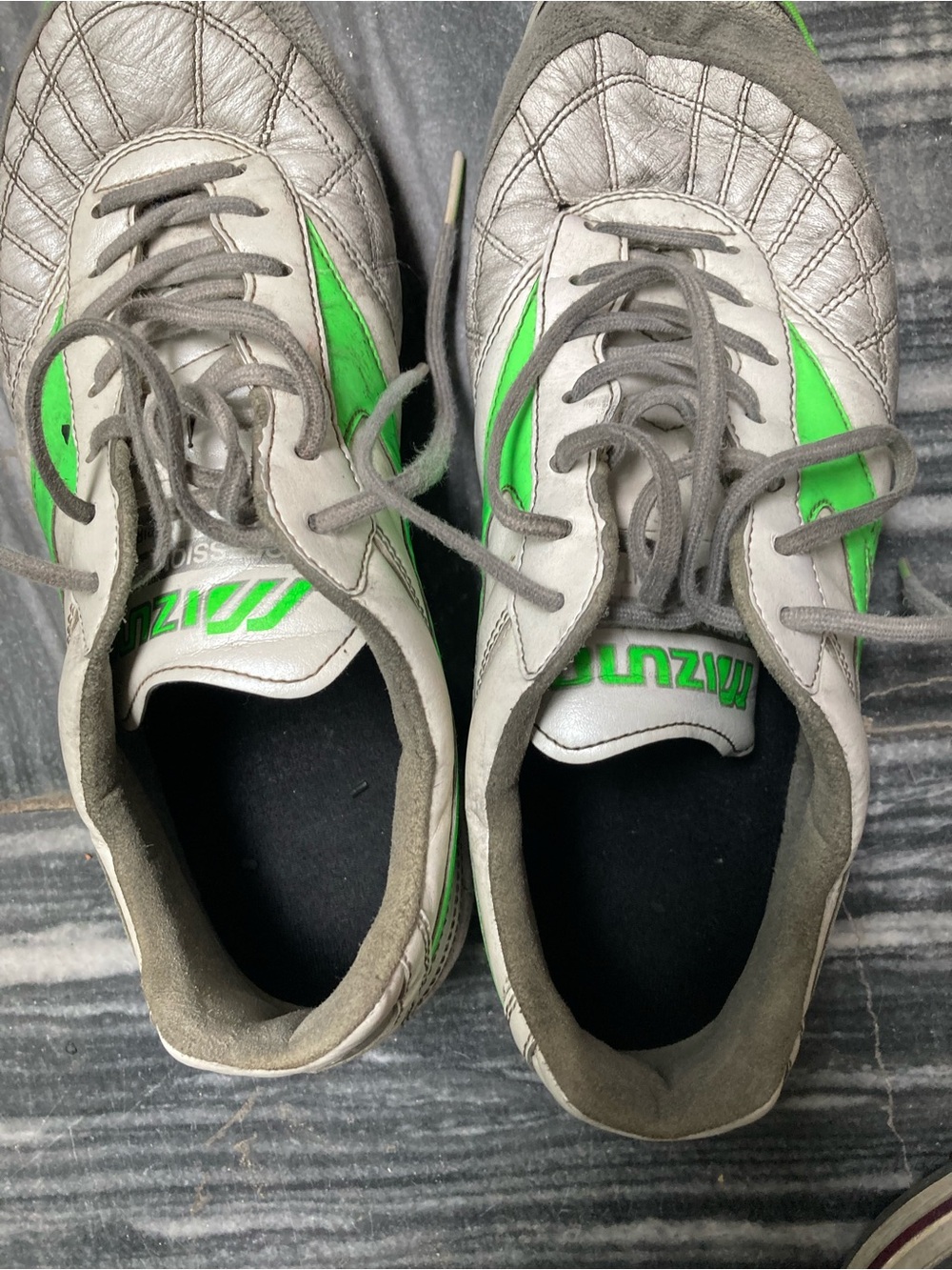 Mizuno Men’s Gray & Green Athletic Shoes